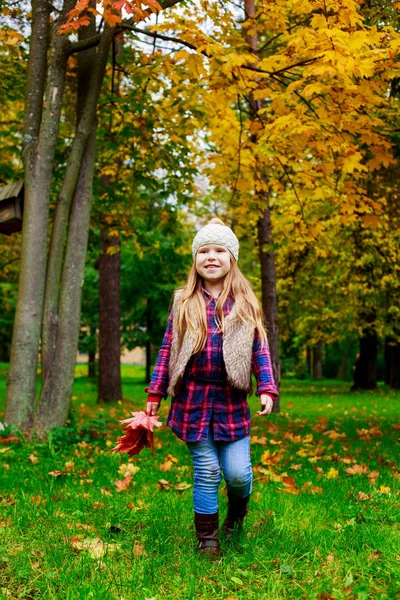 快乐的女孩在秋天公园散步户外 — 图库照片