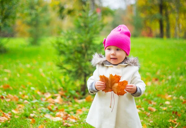 Bambina Felice Con Una Foglia Gialla Nel Parco Autunnale — Foto Stock