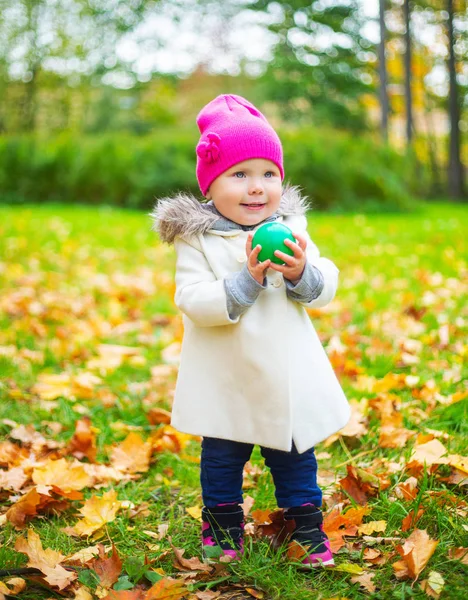 Ευτυχισμένο Μωρό Κορίτσι Μια Μπάλα Στο Πάρκο Φθινόπωρο — Φωτογραφία Αρχείου