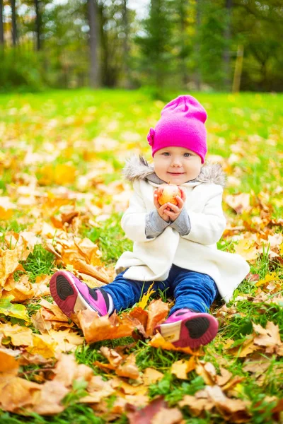 Felice Ragazza Con Una Mela All Aperto Nel Parco Autunnale — Foto Stock