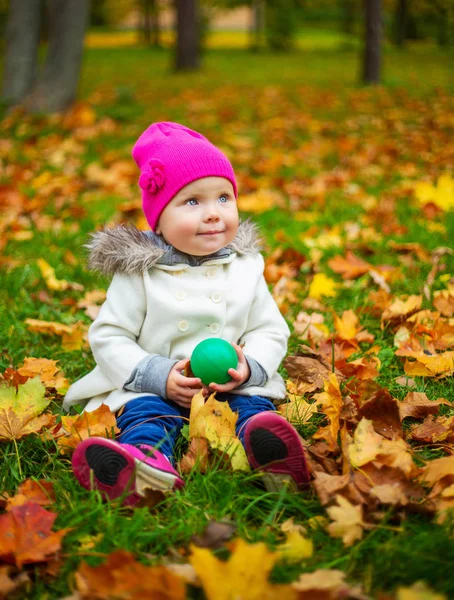 秋の公園で球を持つ幸せな赤ちゃん女の子 — ストック写真