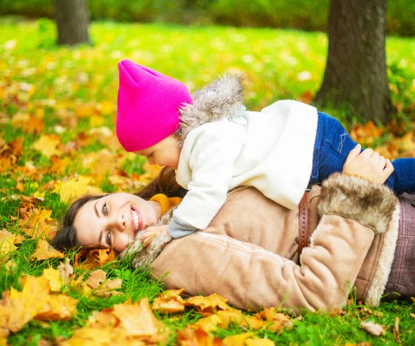 Mãe Feliz Seu Bebê Divertindo Parque Outono — Fotografia de Stock