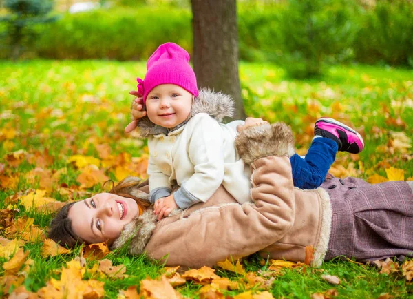 Glückliche Mutter Und Ihr Baby Haben Viel Spaß Herbstpark — Stockfoto