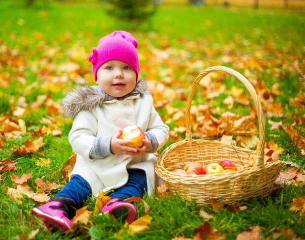 Happy Babymeisje Met Een Mand Met Appels Buiten Herfst Park — Stockfoto