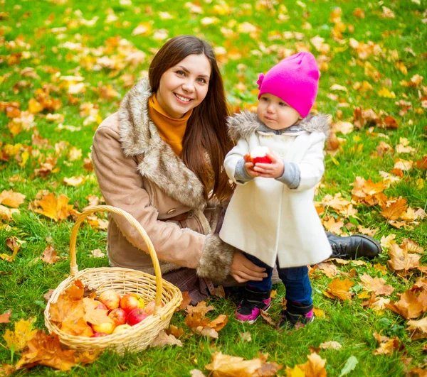 Mère Heureuse Son Bébé Pique Nique Dans Parc Automne — Photo