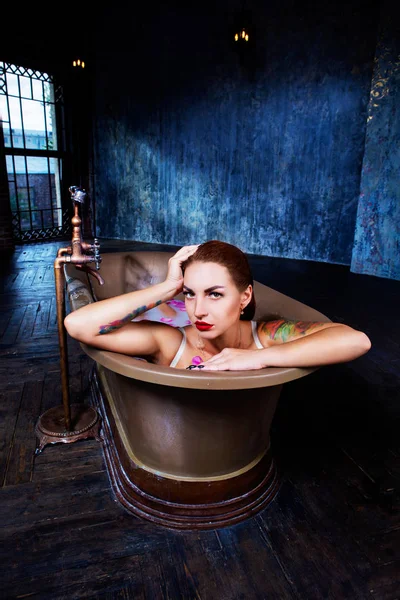 美しい若い女性のランジェリーを着て家でお風呂に — ストック写真
