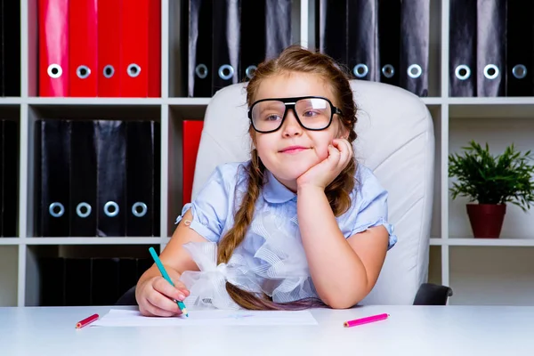 Nettes Kleines Mädchen Mit Brille Bei Den Hausaufgaben — Stockfoto