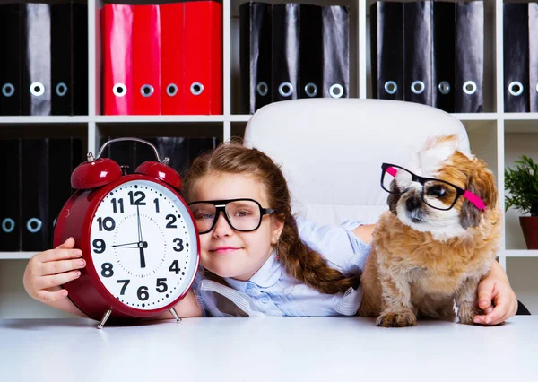 Söt Liten Flicka Som Bär Glasögon Med Hennes Hund Och — Stockfoto