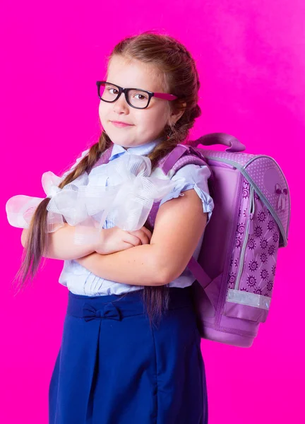 Pequena Colegial Feliz Contra Fundo Rosa — Fotografia de Stock