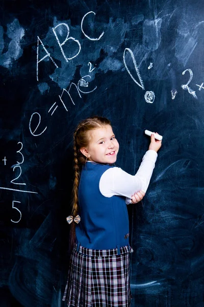 Lycklig Liten Flicka Skolan Mot Svarta Tavlan — Stockfoto