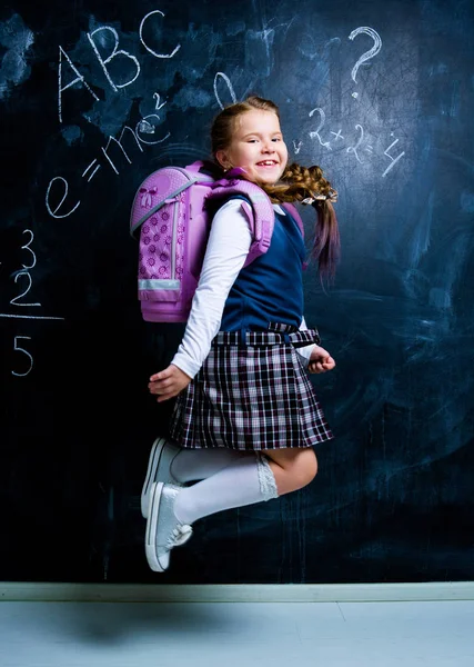 Kara Tahta Karşı Okulda Mutlu Küçük Kız — Stok fotoğraf