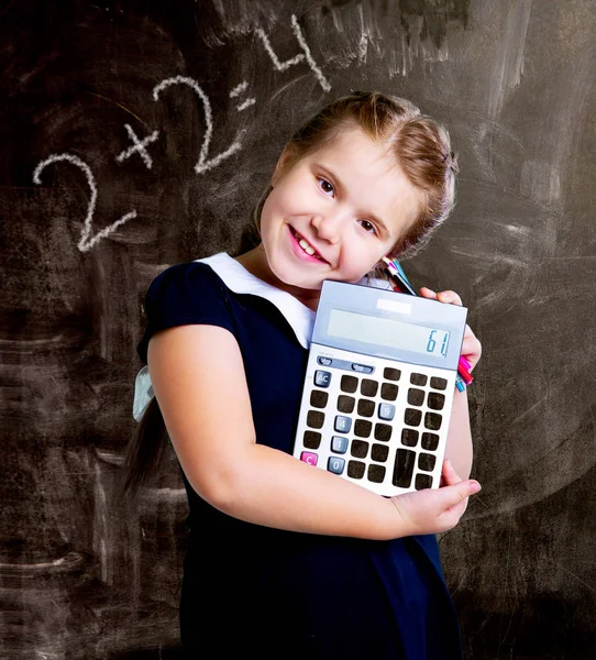 Mignonne Petite Fille Avec Une Calculatrice Sur Fond Vert — Photo