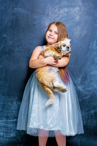 Menina Feliz Com Seu Cão Contra Quadro — Fotografia de Stock