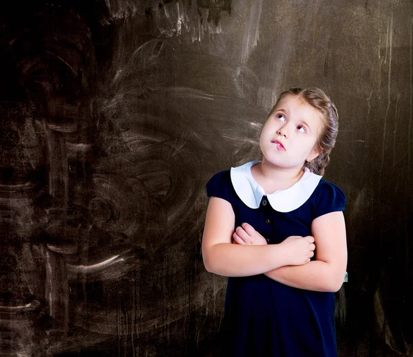 Kara Tahta Karşı Okulda Düşünceli Küçük Kız — Stok fotoğraf
