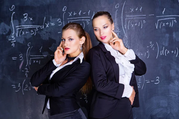 Twee Aantrekkelijke Leraren Tegen Een Schoolbord Klas — Stockfoto