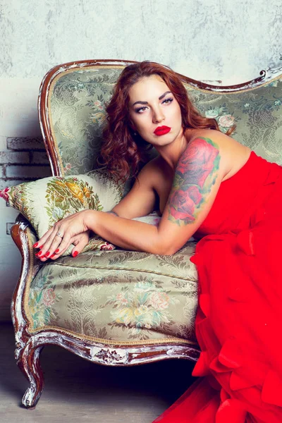 Vacker Ung Kvinna Med Rose Tattoo Iklädd Röd Klänning — Stockfoto