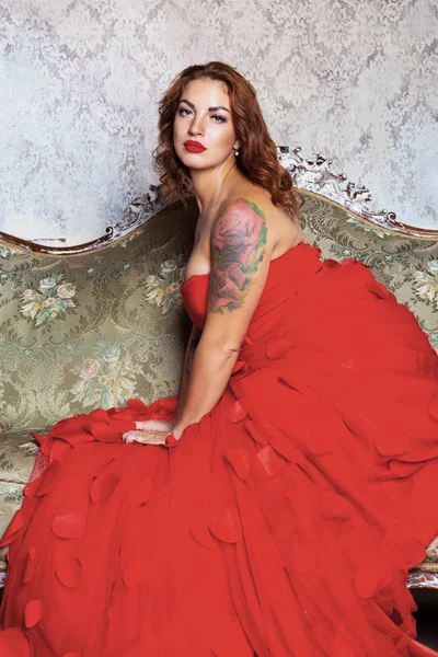 Mooie Jonge Vrouw Met Rose Tattoo Draagt Een Rode Jurk — Stockfoto