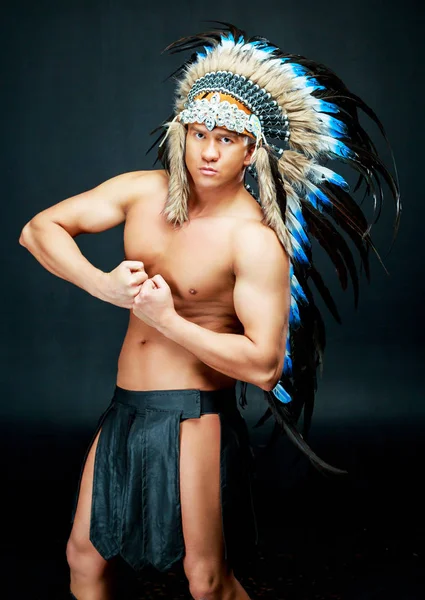 Bello Muscoloso Giovane Uomo Indossa Costume Nativo Americano — Foto Stock