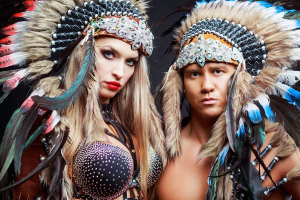 Bellissimo Uomo Donna Ballerini Spogliarellisti Che Indossano Costumi Nativi Americani — Foto Stock