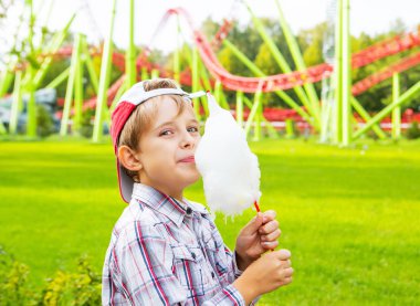 pamuk şeker açık lunapark yaz yemek mutlu küçük çocuk