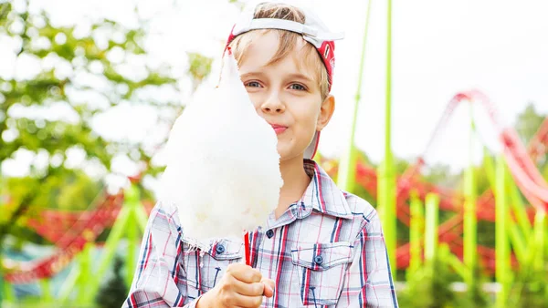 Felice Bambino Mangiando Zucchero Filato All Aperto Nel Parco Estivo — Foto Stock