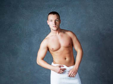 Duş sonra bir havlu ile çekici bir genç adam