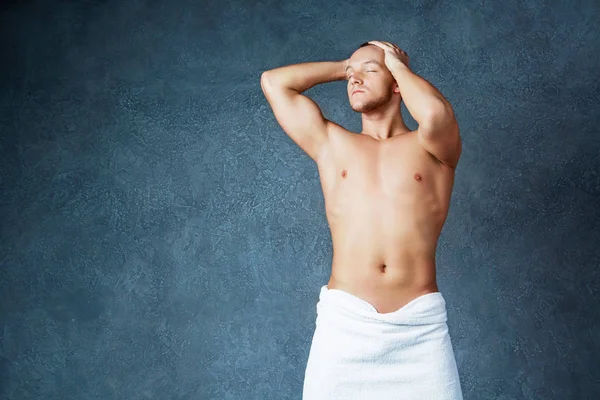 Atrakcyjny Młody Człowiek Ręcznikiem Prysznicem — Zdjęcie stockowe