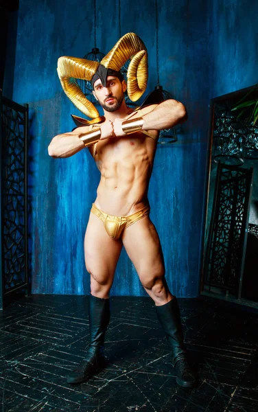 Muscoloso Bell Uomo Indossa Costume Palcoscenico Con Grandi Corna Oro — Foto Stock