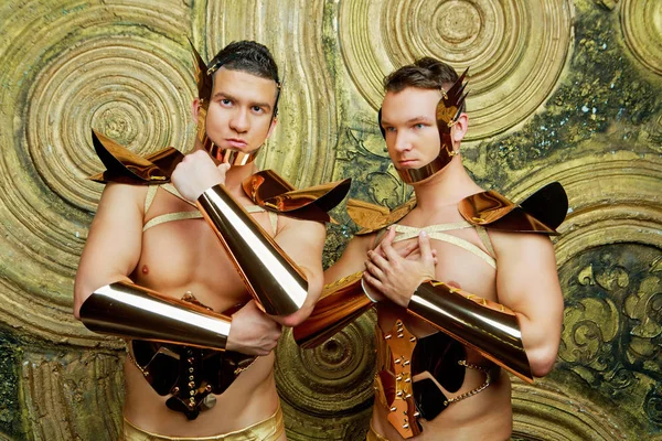 Twee Striptease Danseressen Dragen Kostuums Met Gouden Armour Studio Tegen — Stockfoto