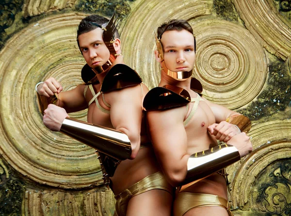 Két Sztriptíz Táncosok Jelmezek Arany Páncél Viselése Stúdió Golden Stúdió — Stock Fotó