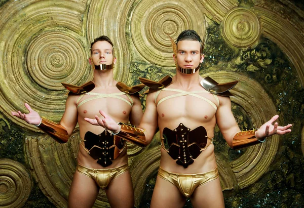 Twee Striptease Danseressen Dragen Kostuums Met Gouden Armour Studio Tegen — Stockfoto
