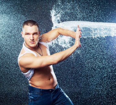 su, stüdyo photoshoot bir sıçrama ile ıslak giysileri ile çekici bir genç adam
