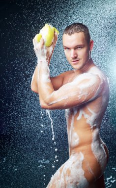 yakışıklı kaslı çekici genç adam alarak duş  