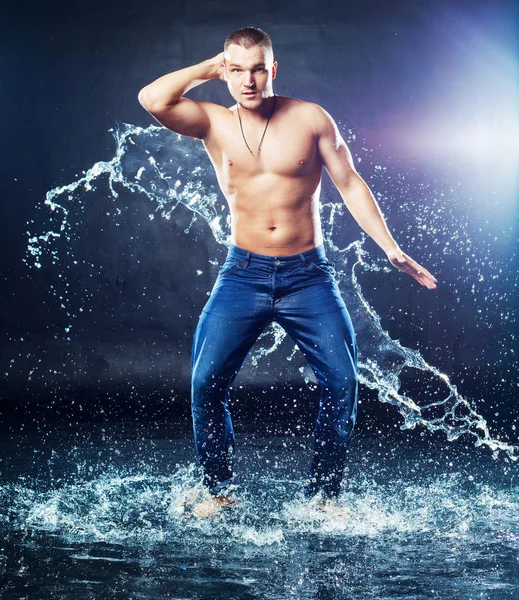 Aantrekkelijke Jonge Man Met Natte Kleren Met Een Scheutje Water — Stockfoto