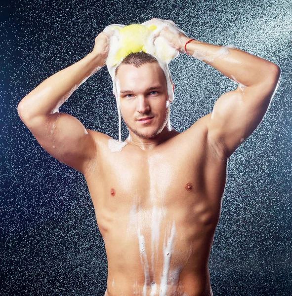 yakışıklı kaslı çekici genç adam alarak duş  