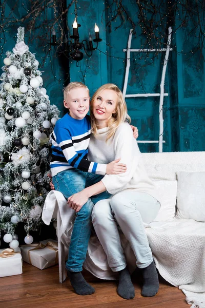 Heureuse Jeune Mère Son Fils Maison Avec Arbre Noël Cadeaux — Photo