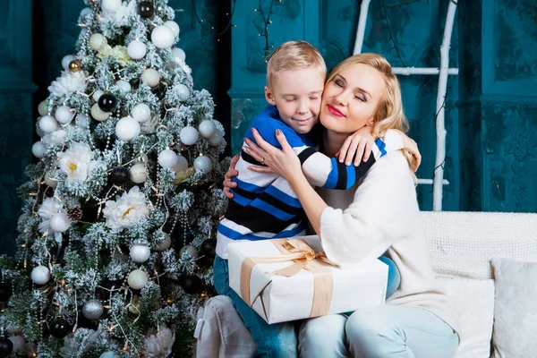 Feliz Madre Joven Hijo Casa Con Árbol Navidad Regalos —  Fotos de Stock