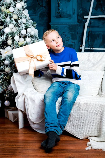 Gelukkige Jongen Thuis Met Een Kerstboom Een Cadeautje — Stockfoto