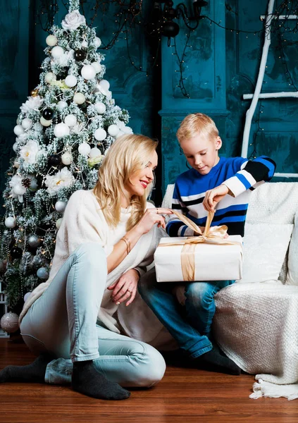 Glückliche Junge Mutter Und Ihr Sohn Hause Mit Weihnachtsbaum Und — Stockfoto