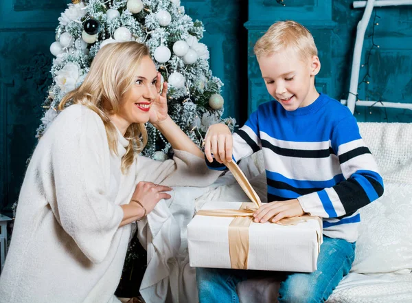 Gelukkig Jonge Moeder Haar Zoon Thuis Met Een Kerstboom Cadeautjes — Stockfoto