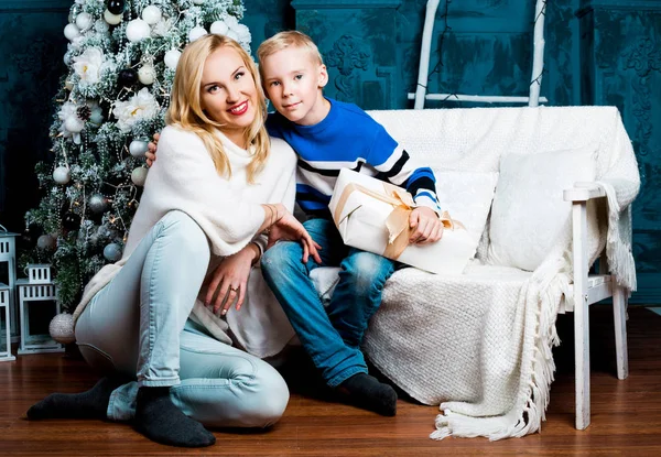 幸せな若い母と彼女の息子を家庭でクリスマス ツリーとプレゼント — ストック写真