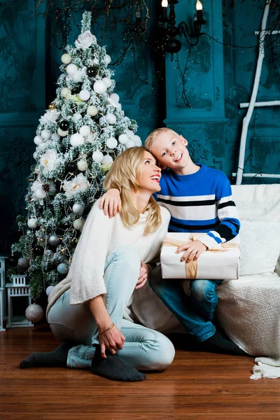 Feliz Jovem Mãe Filho Casa Com Árvore Natal — Fotografia de Stock