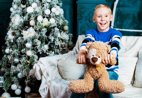 クリスマス ツリーとプレゼント自宅幸せな少年 — ストック写真