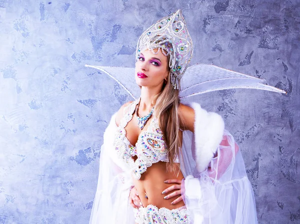 Bela Jovem Mulher Vestindo Chapéu Tradicional Russo Biquíni Cintilante Traje — Fotografia de Stock