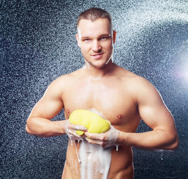 Ein Schöner Muskulöser Attraktiver Junger Mann Unter Der Dusche — Stockfoto