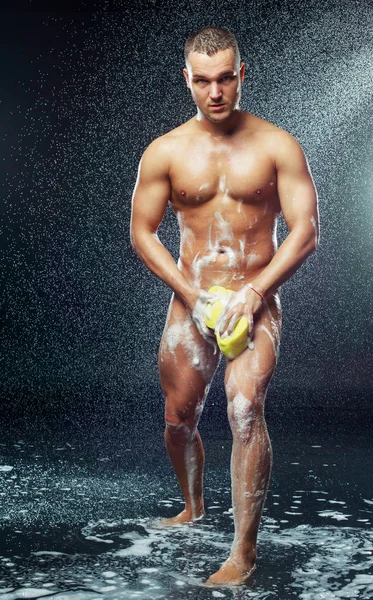 Przystojny Mięśni Atrakcyjny Młody Człowiek Biorąc Prysznic Gąbki Żel Pod — Zdjęcie stockowe