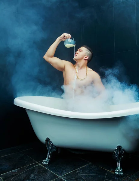 Attraktiver Muskulöser Junger Mann Badet Mit Milch — Stockfoto