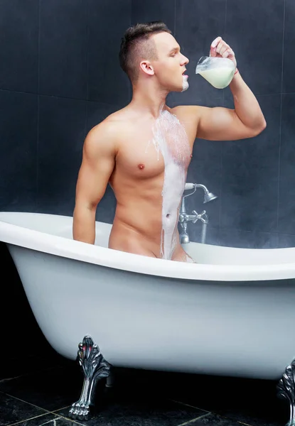 Attraktiver Muskulöser Junger Mann Badet Mit Milch — Stockfoto