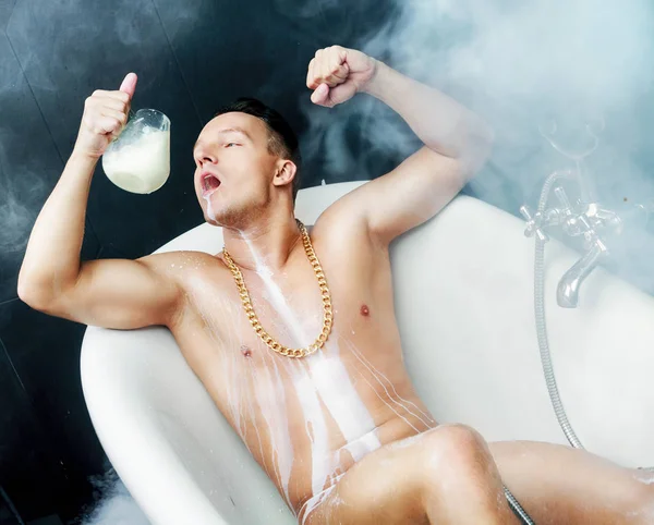 Attraktiver Muskulöser Junger Mann Badet Mit Milch — Stockfoto