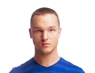 Beyaz arka plan karşı izole yakışıklı bir genç adam portresi